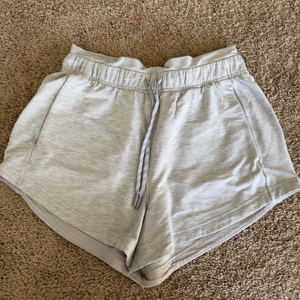 Lululemon inner glow short